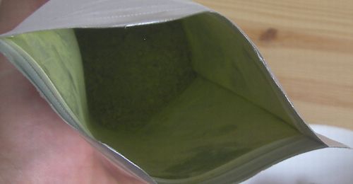 粉末緑茶の袋を開けたところ